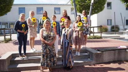 Bild: wel
Rektorin Christine Schneider (vorne links) und Konrektorin Stefanie Hauser (vorne rechts) freuen sich über den Zuwachs im Kollegium der Grundschule: (obere Reihe von links) Kerstin Hertl, Neele Cordt, Lisa Kläß, Marlene Bodensteiner, Lea Geier, Marcella Steinberger, Stephanie Grabinger.