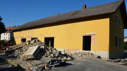 Bild: jr
Nicht auf allen Baustellen in der Gemeinde Bad Neualbenreuth geht es so flott voran wie bei den Arbeiten am ehemaligen Raiffeisenareal. Kürzlich fand ein Vororttermin mit allen am Bau beteiligten Firmen statt, um alle Gewerke abzustimmen.