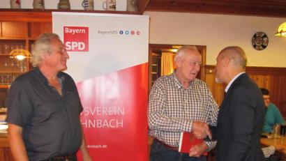 Bild: Volker Jung/exb
Vorsitzender Josef Götz mit Adolf Dietl, der seit 65 Jahren SPD-Mitglied ist, und Europaabgeordnetem Ismail Ertug (von links).