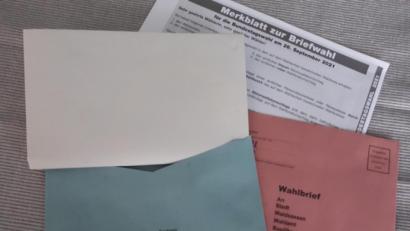 Bild: pz
Der blaue Umschlag für den Stimmzettel ist deutlich zu klein. Er muss noch einmal gefaltet werden, damit er ins Kuvert passt.