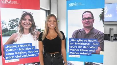 Bild: Gabi Schönberger
Original und Plakat. Sophia Danzer lebt aus Überzeugung in Eschenbach. Maschinenbauer Hubert Schug schwört auf den Standort Pressath. Für das Landratsamt sind sie somit zwei Vorzeigebürger für die neue NEW-Imagekampagne .