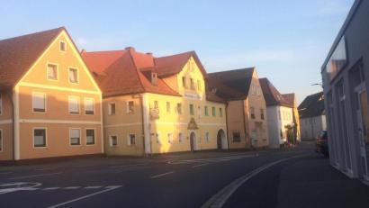 Bild: sei
Eine Riesendimension hat laut Planer Dr. Emil Lehner der Manteler Marktplatz. Sein Rat, die Marktgemeinde sollte nicht unbedingt auf den Bau der Ortsumgehung warten, bevor sie tätig wird.