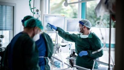 Symbolbild: Fabian Strauch/dpa
Die Statistik des RKI weist am Freitag für Amberg einen neuen Todesfall in Zusammenhang mit Covid-19 aus.