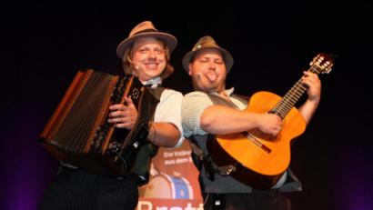 Bild: kro
Das Duo Tom und Basti begeisterte mit Wirtshausliedern das Publikum.