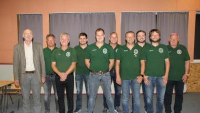 Bild: frd
Dritter Bürgermeister Günter Gilch (links) hatte viel Lob für den Fischereiverein Oberviechtach, dem nach der Neuwahl auch weiterhin Peter Schwabenbauer (vorne zweiter von links als Vorsitzender und Johannes Wurm (rechts neben ihm) als sein Stellvertreter vorstehen. Auf dem Bild die weiteren Vorstandsmitglieder.