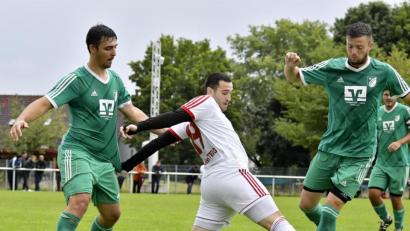 Archivbild: Hubert Ziegler
Vier Mannschaften liegen punktgleich an der Spitze der Kreisliga Süd, darunter der SV Inter Bergsteig (Mitte Florent Sejdiu) und die DJK Utzenhofen (rechts Filip Kutak). Während die Amberger Absteiger FV Vilseck erwarten, kommt es in Utzenhofen zum großen Ortsduell gegen den TuS Kastl.