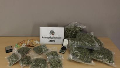 Bild: Kriminalpolizei Amberg/exb
In einer Wohnung in Burglengenfeld wurde Beweismaterial sichergestellt.