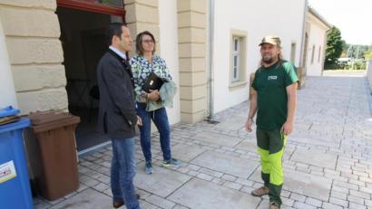 Bild: bjp
Das pädagogische Konzept von "Learning Campus" erläutert Co-Geschäftsführer Stephan Müller dem CSU-Bundestagsabgeordneten Albert Rupprecht (links) im Beisein von Bürgermeisterin Carmen Pepiuk. Hierbei besucht der Parlamentarier auch das von der Gemeinde zu einer Jugendbetreuungsstätte umgebaute Meierhof-Hauptgebäude.