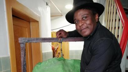 Bild: fph
Emmanuel Eni präsentiert in Marktredwitz einige seiner Werke. Das grüne „Herz im Spiegel“ gehört auch dazu.