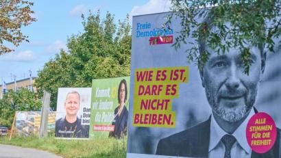 Bild: Annette Riedl
Wahlplakate soweit das Auge reicht. Um die Werbung zu finanzieren, setzen die Parteien im Wahlkampf auf Großspenden.