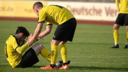 Archivbild: brü
Immer wieder ist beim FC Amberg Trost angesagt. Die Mannschaft spielt gut, hält lange mit – aber dann "fehlen hinten raus die Körner", sagt Trainer Karl-Heinz Wagner.
