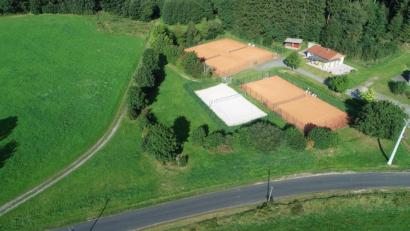 Bild: bey
Für die Anlegung des Pumptracks muss die Hecke entlang des Weges, aber auch in Sichtverbindung zur Straße Richtung Tennisheim beseitigt werden. Entlang des Allwetterplatzes bis etwa zum bestehenden Weg wird der Pumptrack gebaut. Links des bestehenden Weges in der leichten Biegung wird der Kids Parcours gebaut. Der Weg muss dann entsprechend verlegt werden, was in der Planung bereits berücksichtigt ist.