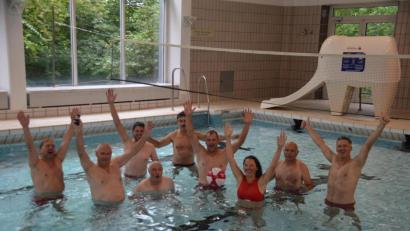 Bild: ak
Mit einer ersten Schwimmstunde zum Eingewöhnen und einem Wasserballspiel starteten die Aktiven der Kemnather Wasserwacht in die neue Hallenbadsaison.