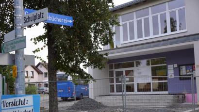 Bild: bkr
Zurzeit nicht nutzbar ist der Haupteingang zur Grundschule. Er wird behindertengerecht gestaltet.
