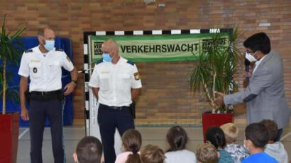 Bild: hcz
Keine Angst vor der Polizei. Rektor Matthias Holl stellt den Kindern die Verkehrserzieher Thomas Nörl und Uwe Schmidt (von rechts) vor.