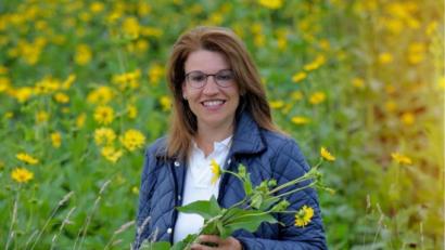 Bild: Claudia Seitz
Martina-Englhardt-Kopf im Feld. Die 40-Jährige sieht die Landwirtschaft als Teil der Lösung beim Klimaschutz.