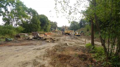 Bild: rn
Auf diesem ehemaligen Bahnhofsgelände sind vier Doppelhäuser im Süden (rechts), drei Mehrfamilienhäuser im Norden, viele Grünflächen und ein Spielplatz vorgesehen. Zur Zeit laufen die Erschließungsarbeiten. Die Wohnstraße wird den Namen "Bahnhofstraße" tragen.