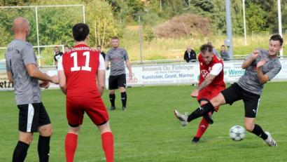Bild: hho
Für den TSV Konnersreuth steht eine Woche nach dem 1:0-Sieg gegen die SpVgg 13 Selb, hier versucht der Selber Julian Künzel (rechts) den Schuss von Oliver Schicker zu blocken, das nächste Gipfeltreffen auf dem Programm. Am Samstag gastiert der TSV beim punktgleichen Spitzenreiter SG Schwarzenbach/Förbau.