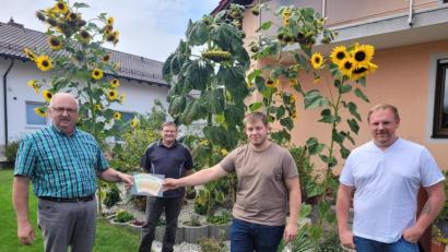Bild: bey
Herbert Putzer (links) freut sich über die Spendenbereitschaft von Sebastian Weig, Johannes Kres und Gerhard Kres (von rechts).