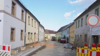 Bild: ws
Investitionen in Höhe von fast 5,8 Millionen Euro sieht der Haushalt in diesem Jahr vor. Zu den Großprojekten gehört auch der Ausbau der Bischof-Senestrey-Straße. Eine Fertigstellung wird Ende Oktober erwartet.