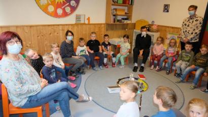 Bild: le
Die Kinder und Pfarrer Max Früchtl begrüßten den neuen Leiter der Kindertagestätte St. Johannes Maria Vianney, Sebastian Reil (rechts, stehend)