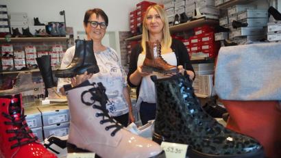Bild: bl
Annett Holzgartner und Christine Pürzer haben dafür gesorgt, dass es in Pfreimd wieder ein Schuhgeschäft gibt. Für den Verkauf haben die beiden Gesellschafterinnen des "Schuhladl & more" fünf Mitarbeiter beschäftigt.