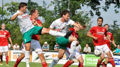 Archivbild: Hubert Ziegler
Der 1. FC Schlicht (weiße Trikots) greift an, auch in der Bezirksliga ist der Aufsteiger schon wieder vorne mit dabei.