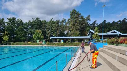 Bild: sne
Nach Saisonende wird erst mal alles aufgeräumt: Stephan Potröck (vorne) und Stefan Danhauser bereiten das Becken auf den Winter vor.