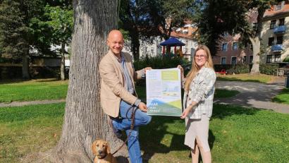 Bild: Biczysko/fph
Projektleiterin Daniela Pöhlmann und Bauamtsleiter Stefan Büttner freuen sich auf zahlreiche Bürger, die mitreden sollen, wenn ihr Quartier fit für die Zukunft gemacht wird. Treffpunkt ist der Spielplatz am Kreisverkehr Egerlandplatz.