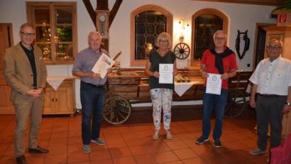 Bild: jr
Treue Mitglieder ehrte der Gerwig-Kreis Waldsassen; zur Versammlung waren aber nur wenige gekommen. Von links Bürgermeister Bernd Sommer, Hans Zölch, Waltrude Schiller, Günter Schiller und Vorsitzender Manfred Brunner.