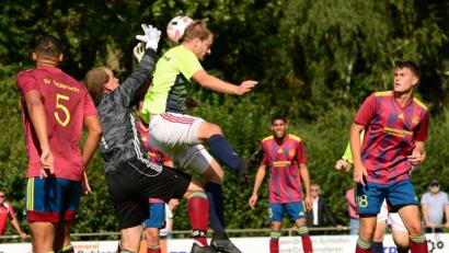 Bild: mhs
Im Spitzenspiel gegen Pfreimd reichte es für die SV Grafenwöhr nur zu einem 2:2-Unentschieden. Den Ausgleich kassierte Torhüter René Wächter (in Schwarz) in allerletzter Minute. Nun soll gegen Kulmain der Sprung auf Platz eins gelingen.