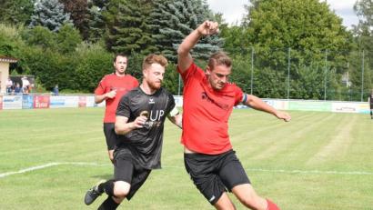 Archivbild: gb
Der FC Tirschenreuth empfängt am Sonntag die SpVgg Selbitz. Kapitän Bastian Popp (schwarzes Trikot) fällt wegen einer Leistenverletzung vermutlich aus.