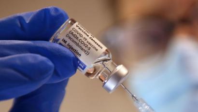 Symbolbild: Wolfgang Kumm/dpa
Eine Arzthelferin zieht in einer Praxis eine Spritze mit dem Corona-Impfstoff Janssen von Johnson & Johnson auf.