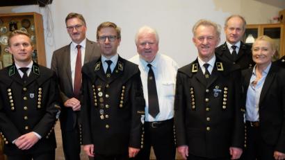 Bild: ohr
Der Stullner Bürgermeister Hans Prechtl (Zweiter von links) und die Zweite Bürgermeisterin aus Schwarzenfeld, Gaby Wittleben (rechts), mit den Vorstandsmitgliedern des Bergknappenvereins Matthias Heinrich (von links), Jürgen Ferschl, Ehrenvorsitzenden Wilhelm Hauser, Josef Heinrich und Johann Müller.