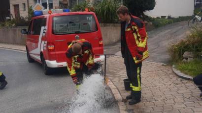 Bild: ld
Mehrere Feuerwehrmänner- und frauen sind nötig, um die Hydranten im Ort zu spülen. Die Arbeit gehört zu den Aufgaben einer Freiwilligen Feuerwehr.