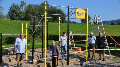 Bild: ak
Für die neue Fitnessplattform musste das Montagsteam des SV Kulmain nicht nur zu Schaufeln, sondern auch zum Bohrer greifen, um bei den Pfosten einige Gewinde nachzubessern.