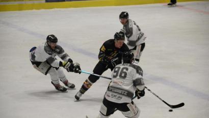 Bild: Andreas Brückmann
Felix Köbele (dunkles Trikot), hier im Freitagsspiel gegen Pegnitz, erzielte am Sonntag zwei Treffer für den ERSC Amberg im Vorbereitungsspiel gegen die Schönheider Wölfe.