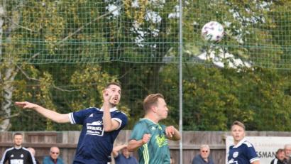 Bild: gb
Der SV Mitterteich verlor am Samstag das Derby gegen Kickers Selb mit 0:4. Das Bild zeigt den Ex-Mitterteicher Marco Kießling (links) im Luftkampf mit Daniel Kahrig.
