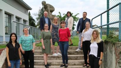 Bild: Matthias Sitzmann/exb
Die neuen Lehrer an der Naabtal-Realschule (von links): Daniela Gassner, Manuela Hölzl, Tina Lösch, Johann Vollath (stellvertretender Schulleiter), Manuela Kreckl, Susanne Schirmer, Hannelore Reil-Heining (Schulleiterin), Alexander Frey (stellvertretender Schulleiter), Veronika Bürger und Sabrina Drummer.