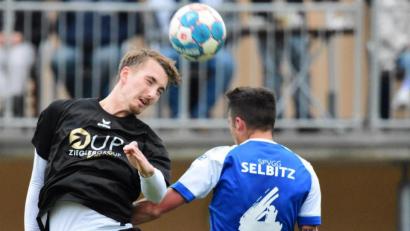 Bild: Thomas Schrems
Kopfballduell zwischen FC-Stürmer Nico Stark (links) und dem Selbitzer Loris Vogel: Die Tirschenreuther verloren das Heimspiel mit 0:5.