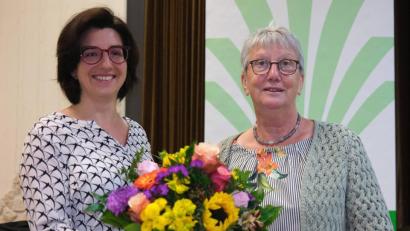Bild: Hirsch
Kreisbäuerin Sabine Schindler (links) verabschiedete Hauswirtschaftsberaterin Annemarie Frank mit Blumen und einem Gutschein.