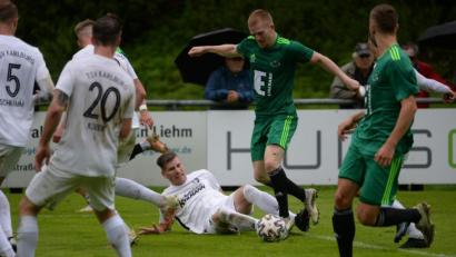 Archivbild: Andreas Brückmann
Die DJK Ammerthal vergab in der ersten Hälfte eine Vielzahl an besten Tormöglichkeiten. Nur Raffael Kobrowski (am Ball) traf.