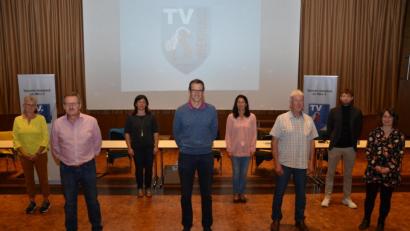 Bild: doj
Nach 20 Jahren im Amt bleibt Klaus Nigg (Zweiter von links) noch immer voller Tatendrang an der Spitze des Turnvereins. Dieter Mittelmeier (Mitte) und Wolfgang Weber (Dritter von rechts) besetzen die Stellvertreterposten. Neu in der Vorstandschaft sind Sabine Striegl (Dritte von links), Bettina Voit (Vierte von rechts) und Dominik Buchbinder (Zweiter von rechts).