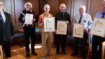 Bild: hmr
Gerhard Franke, Vorsitzender der Soldatenkameradschaft Waldsassen, mit den geehrten Mitgliedern Heinz Sturm, Arthur Ascherl, Karlheinz Hoyer, Karl Birner und Alois Kirschbaum (von links). Der ebenfalls zum Ehrenmitglied ernannte Ludwig Spreitzer konnte an der Versammlung nicht teilnehmen.