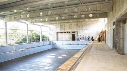 Bild: njn
Die Schulschwimmhalle im Rohbau mit dem großen Schwimmbecken. Im Hintergrund die Gesellschafter der Steinwald-Gastro Bau- und Betriebs-GmbH mit Geschäftsführer Johannes Reger und Architektin Helga Rembeck.