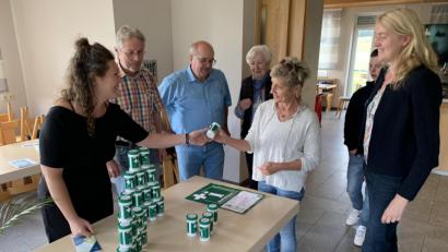 Bild: Katja Stiegler
Janett Maaß, Projektkoordinatorin Demenz bei der AOVE, verteilt Notfalldosen an Interessierte.