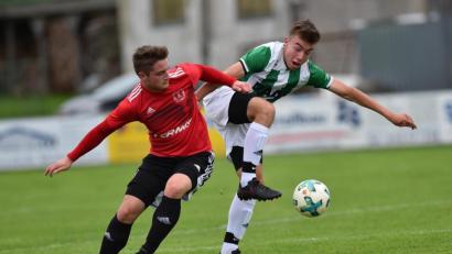 Bild: A. Schwarzmeier
Johannes Roll (rechts) vom FC Weiden-Ost gewinnt den Zweikampf gegen Jonas Fuhrich. Dem Spieler des SC Kirchenthumbach konnte dies letztlich egal sein: Seine Mannschaft entschied das Verfolgerduell mit 1:0 für sich und überholte den FC Weiden-Ost in der Tabelle der Kreisliga Nord.