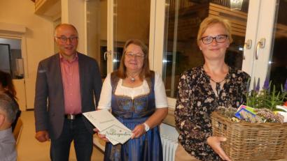 Bild: rn
Maria Treiber und Albert Nickl übergaben an Rosa Prell (Mitte) die Auszeichnung "Naturgarten" des Landesverbandes.