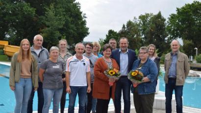 Bild: bnr
Für Helga Schuch (mit Blumen links) und Natalia Gerasimenko endete die Arbeitszeit im Freizeitzentrum Perschen. Zweckverbandsvorsitzender Frank Zeitler (Vierter von rechts) und die Arbeitskollegen wünschten eine gute Zeit im Ruhestand.