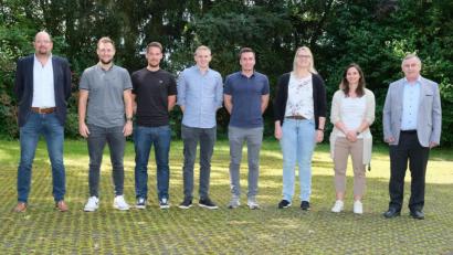 Bild: Stiftland-Gymnasium/exb
Schulleiter Albert Bauer (rechts) und Personalratsvorsitzender Tobias Lang (links) begrüßten die neuen Lehrkräfte (von links) Florian Schreiner, Stefan Sagmeister, Benjamin Dietrich, Martin Zwerenz, Cornelia Rieger und Marisa Scharnagl.